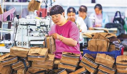 阜平縣顧家臺(tái)村九歌皮具有限公司,村民在加工箱包。當(dāng)?shù)厣a(chǎn)的箱包通過(guò)線上線下俏銷全國(guó)各地。