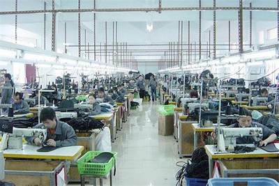 實(shí)業(yè)不死,打工仔回鄉(xiāng)開廠雇用大媽,箱包加工年銷售1500萬(wàn)