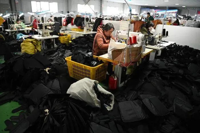 18年義烏箱包廠手袋加工這樣安排流水線作業(yè)-時尚頻道-手.